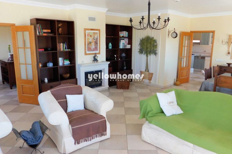 Charmosa moradia térrea com piscina e vista panorâmica em Boliqueime